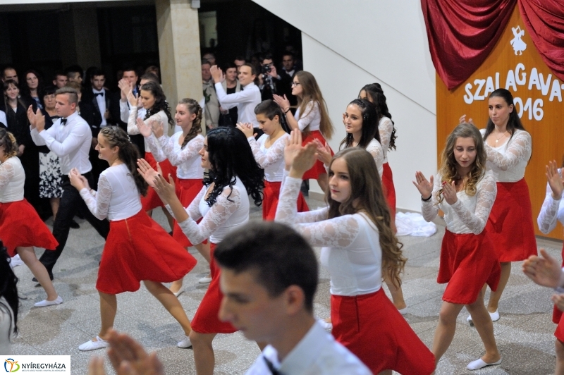 Szalagavató műsor a Szent Imre gimnáziumban - fotó Szarka Lajos