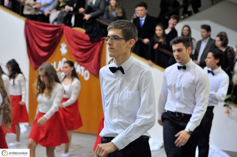 Szalagavató műsor a Szent Imre gimnáziumban - fotó Szarka Lajos