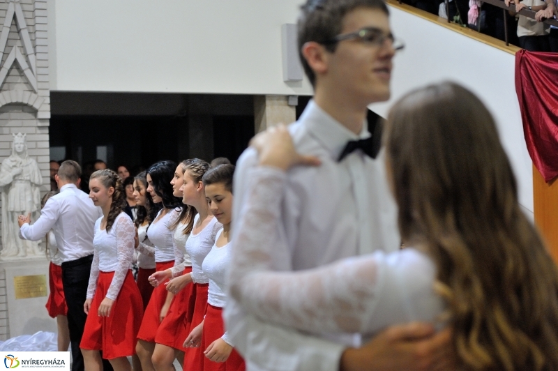 Szalagavató műsor a Szent Imre gimnáziumban - fotó Szarka Lajos