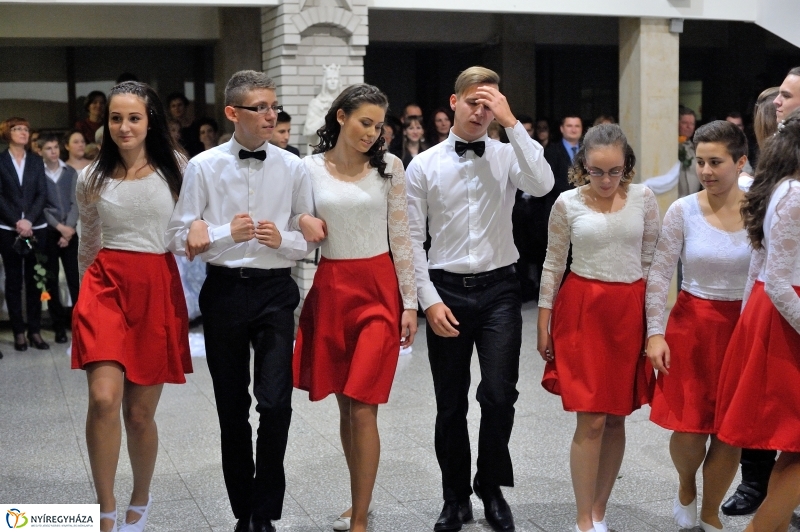 Szalagavató műsor a Szent Imre gimnáziumban - fotó Szarka Lajos