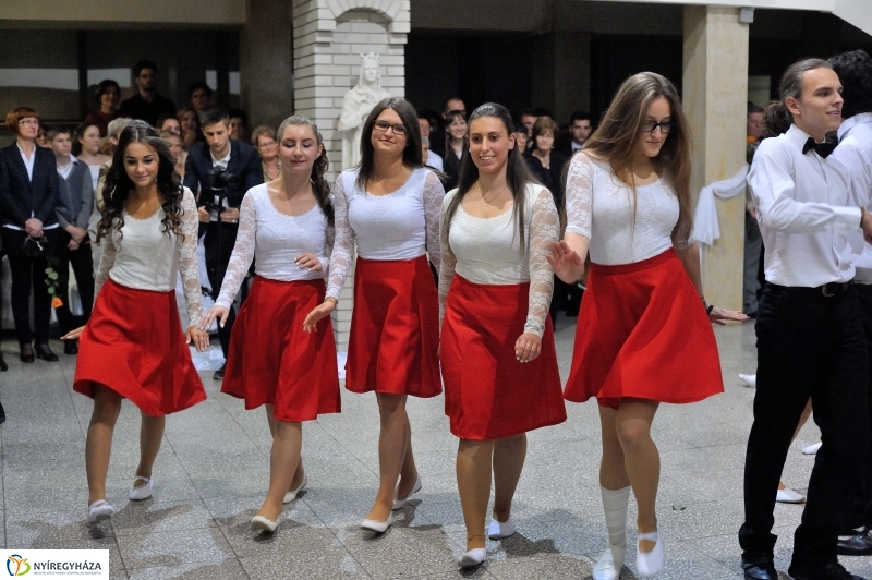 Szalagavató műsor a Szent Imre gimnáziumban - fotó Szarka Lajos