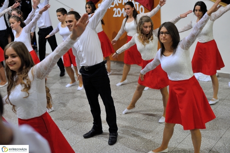 Szalagavató műsor a Szent Imre gimnáziumban - fotó Szarka Lajos
