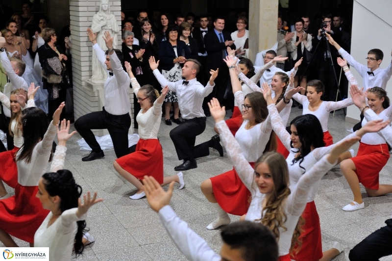 Szalagavató műsor a Szent Imre gimnáziumban - fotó Szarka Lajos