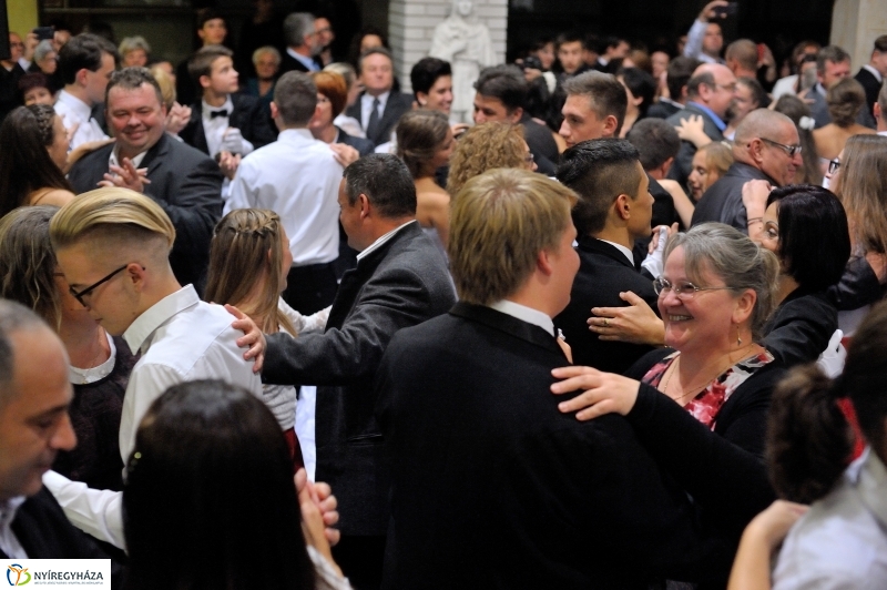 Szalagavató műsor a Szent Imre gimnáziumban - fotó Szarka Lajos