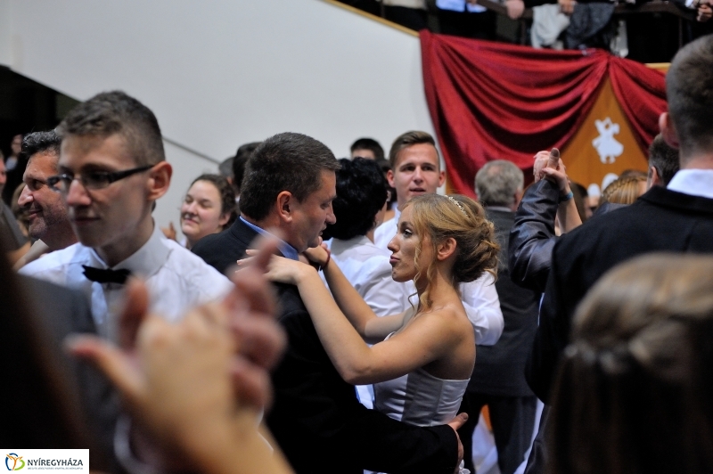 Szalagavató műsor a Szent Imre gimnáziumban - fotó Szarka Lajos