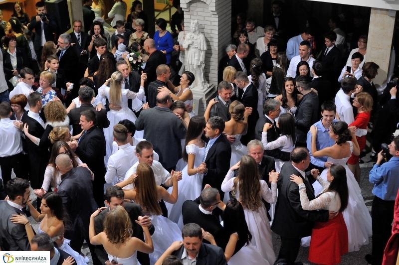 Szalagavató műsor a Szent Imre gimnáziumban - fotó Szarka Lajos