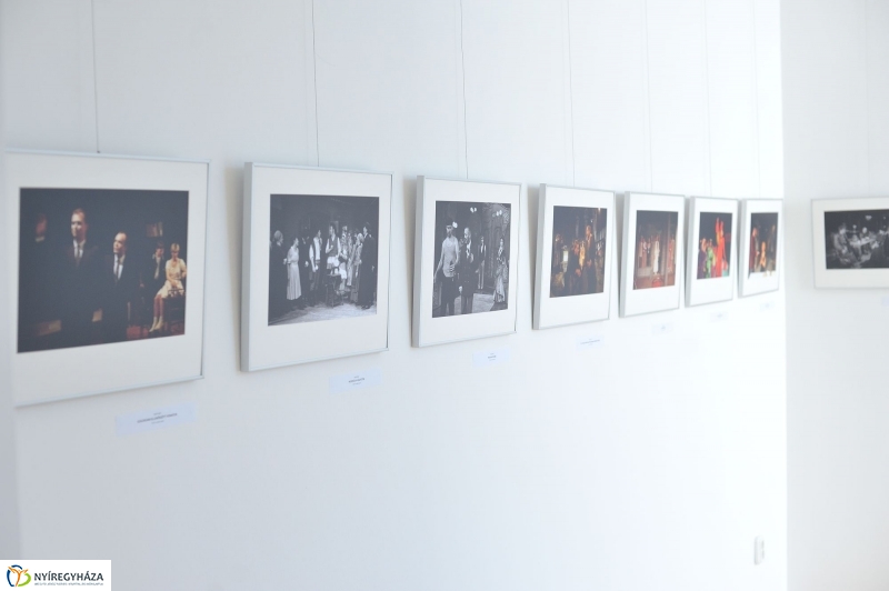 35 év képekben fotókiállítás a színházban - fotó Szarka Lajos