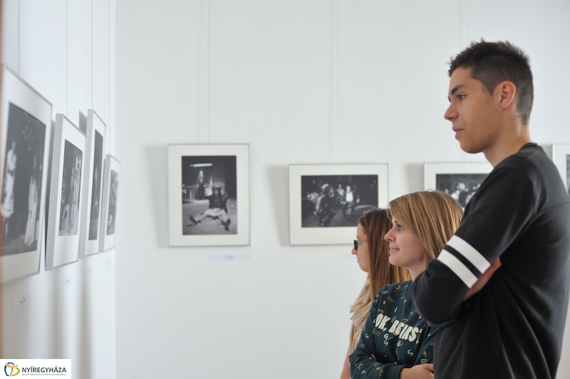 35 év képekben fotókiállítás a színházban - fotó Szarka Lajos