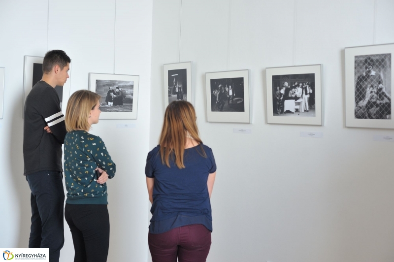35 év képekben fotókiállítás a színházban - fotó Szarka Lajos