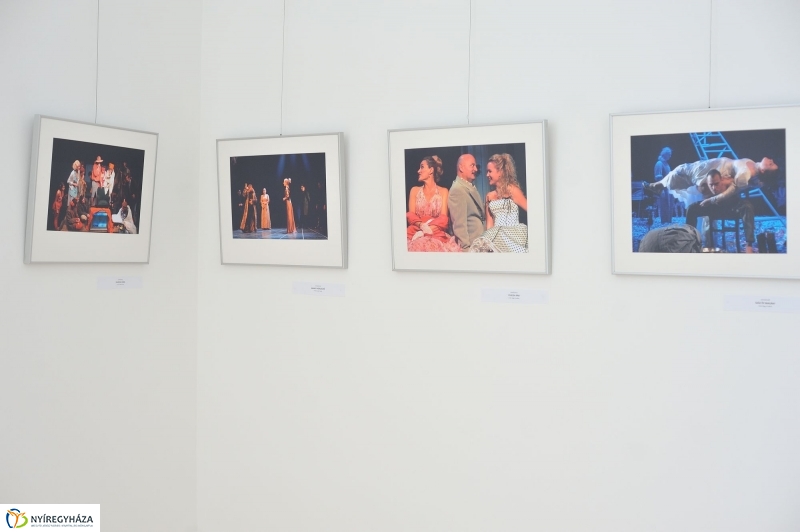 35 év képekben fotókiállítás a színházban - fotó Szarka Lajos