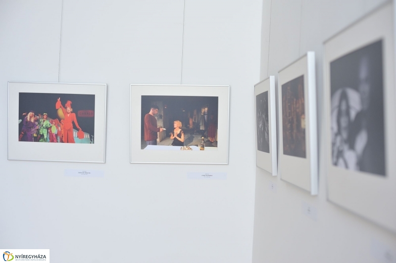 35 év képekben fotókiállítás a színházban - fotó Szarka Lajos