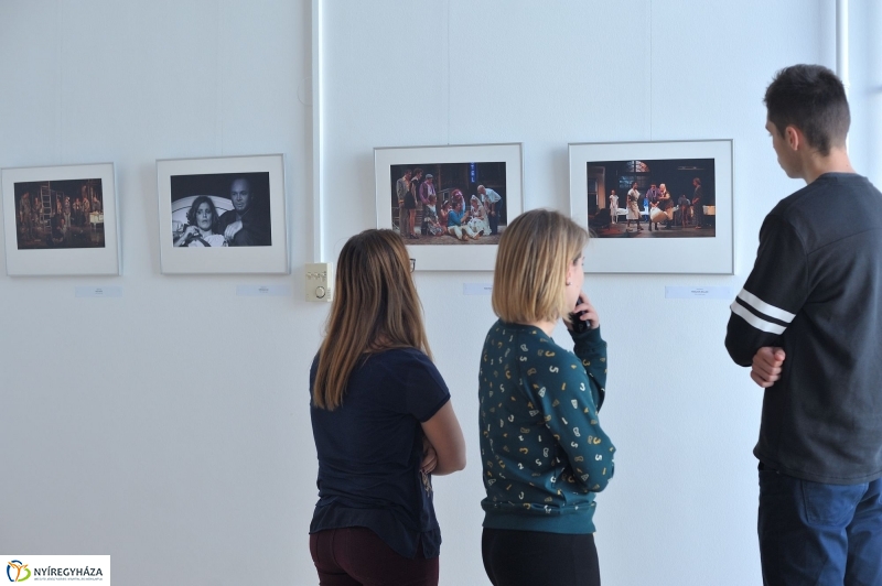 35 év képekben fotókiállítás a színházban - fotó Szarka Lajos