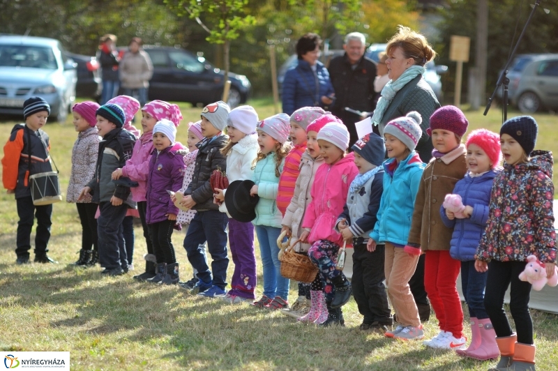 Faültetés az Újélet-fa Ligetben - fotó Szarka Lajos