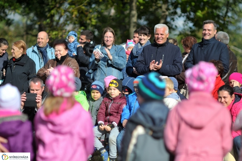 Faültetés az Újélet-fa Ligetben - fotó Szarka Lajos
