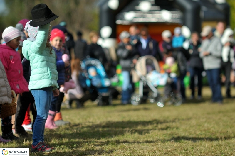 Faültetés az Újélet-fa Ligetben - fotó Szarka Lajos