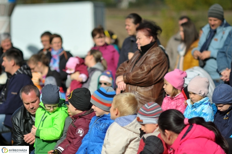 Faültetés az Újélet-fa Ligetben - fotó Szarka Lajos