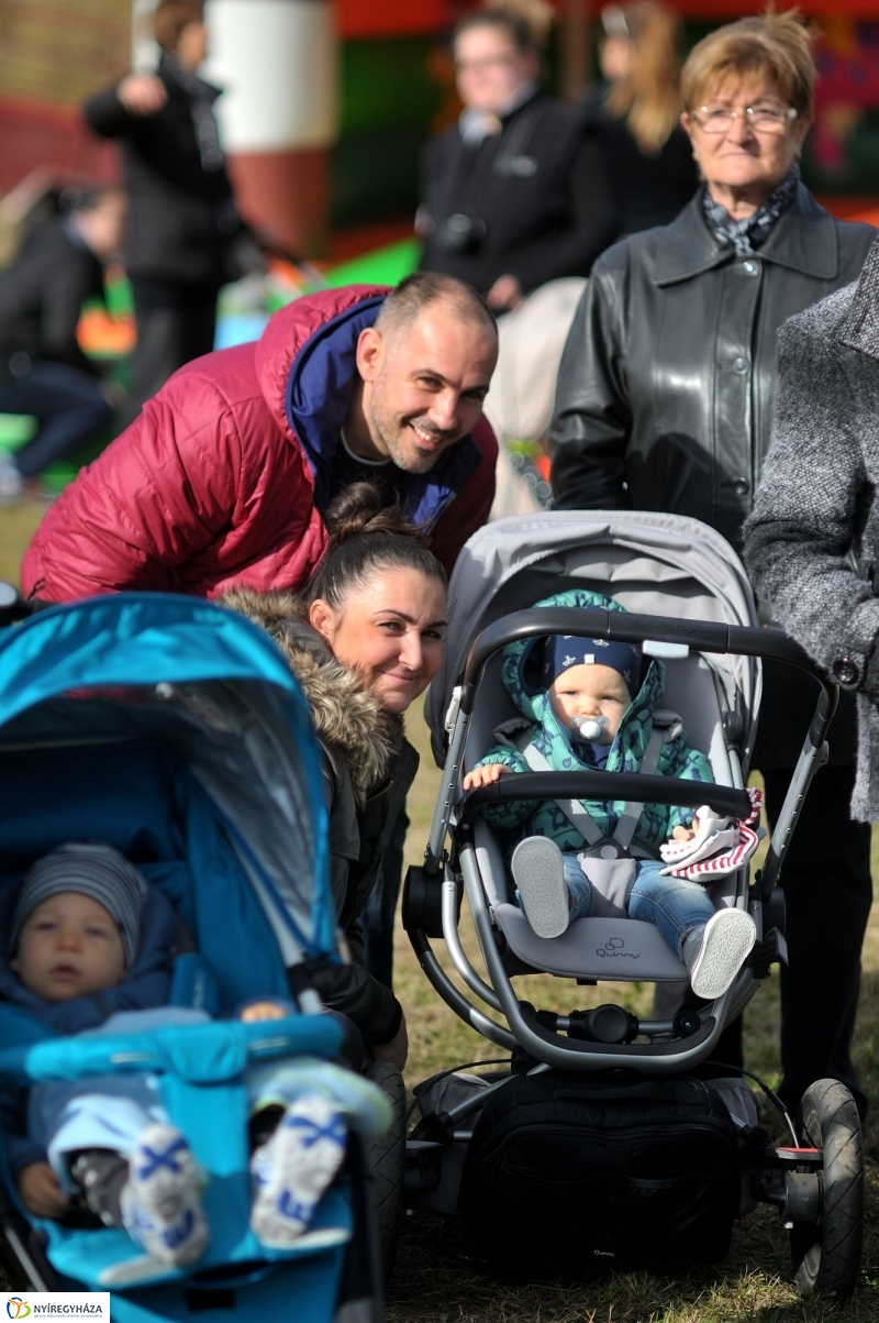 Faültetés az Újélet-fa Ligetben - fotó Szarka Lajos