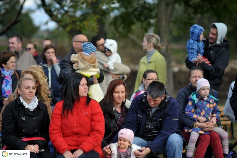 Faültetés az Újélet-fa Ligetben - fotó Szarka Lajos