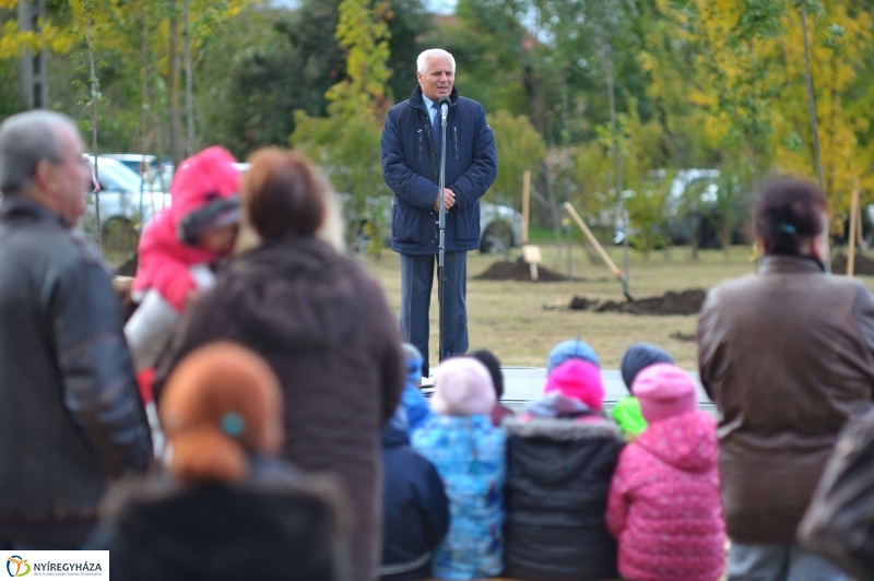 Faültetés az Újélet-fa Ligetben - fotó Szarka Lajos