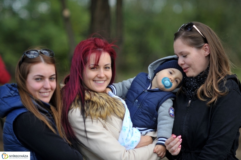 Faültetés az Újélet-fa Ligetben - fotó Szarka Lajos