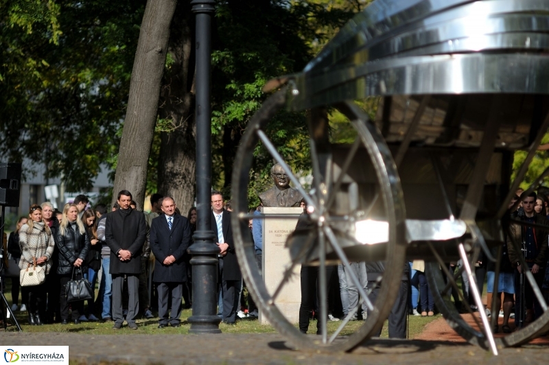 Emlékezés Krúdy Gyula szobránál - fotó Szarka Lajos