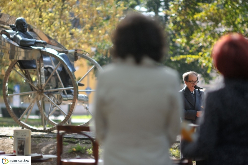 Emlékezés Krúdy Gyula szobránál - fotó Szarka Lajos