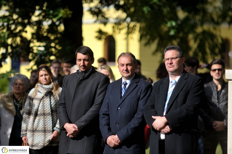 Emlékezés Krúdy Gyula szobránál - fotó Szarka Lajos