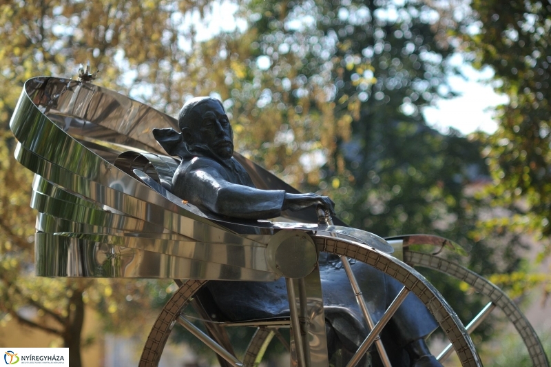 Emlékezés Krúdy Gyula szobránál - fotó Szarka Lajos