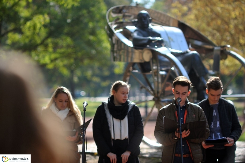 Emlékezés Krúdy Gyula szobránál - fotó Szarka Lajos