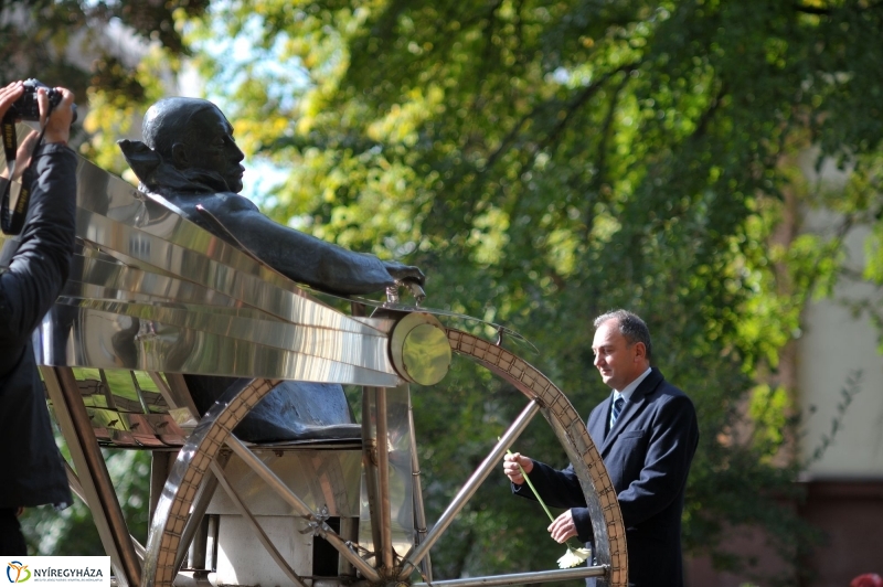 Emlékezés Krúdy Gyula szobránál - fotó Szarka Lajos