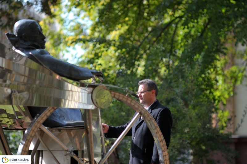 Emlékezés Krúdy Gyula szobránál - fotó Szarka Lajos