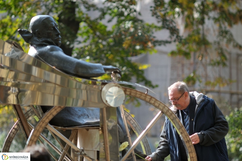 Emlékezés Krúdy Gyula szobránál - fotó Szarka Lajos