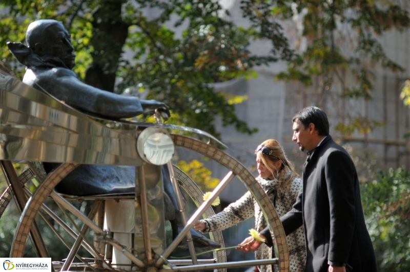 Emlékezés Krúdy Gyula szobránál - fotó Szarka Lajos