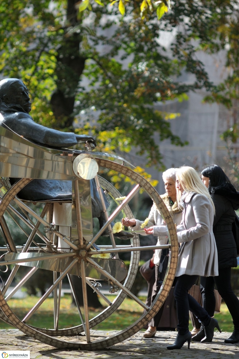 Emlékezés Krúdy Gyula szobránál - fotó Szarka Lajos