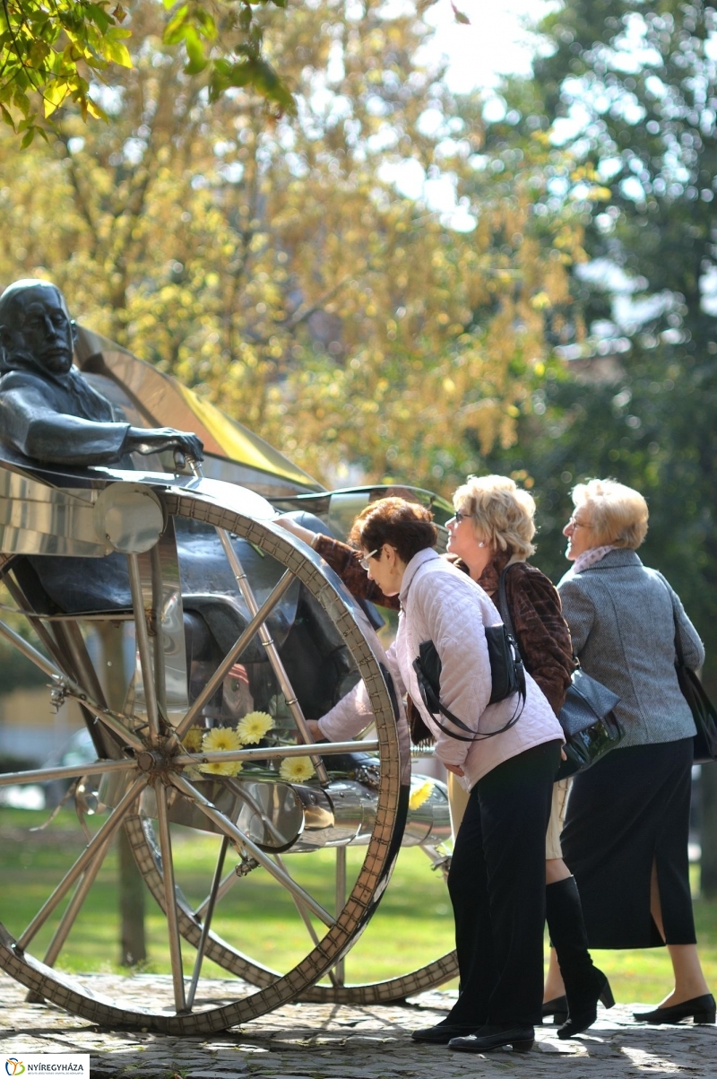Emlékezés Krúdy Gyula szobránál - fotó Szarka Lajos