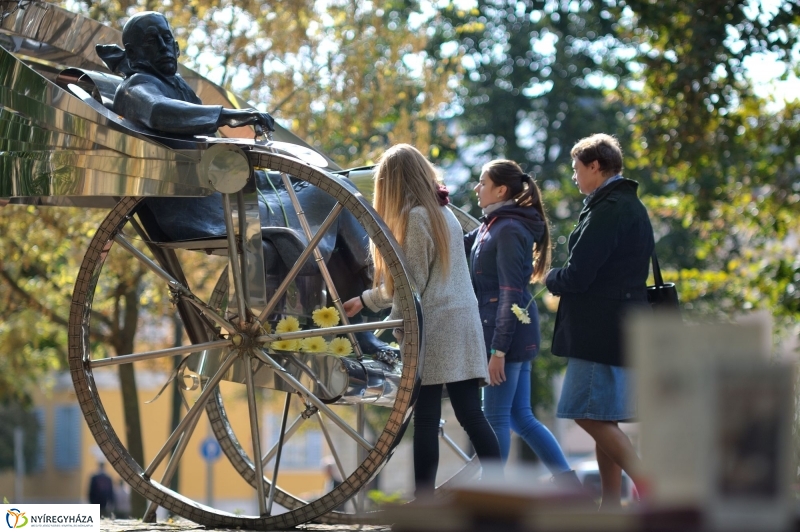 Emlékezés Krúdy Gyula szobránál - fotó Szarka Lajos