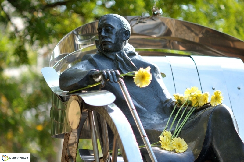 Emlékezés Krúdy Gyula szobránál - fotó Szarka Lajos