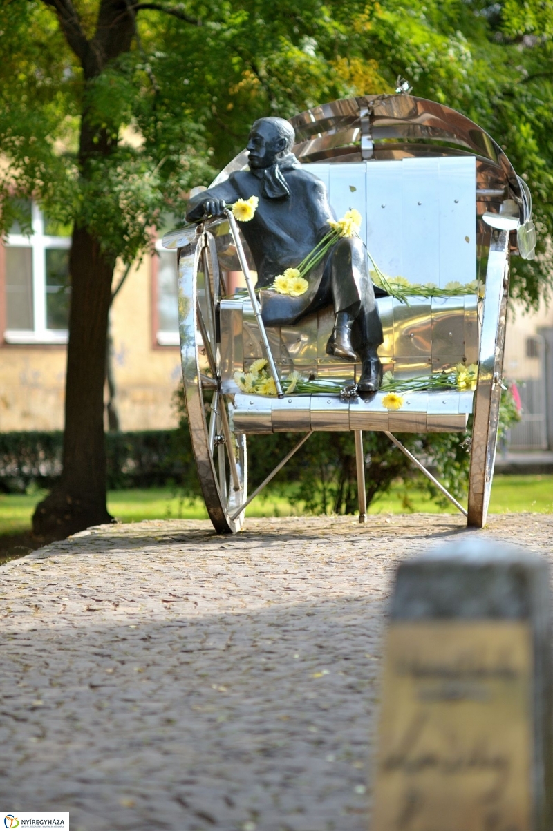 Emlékezés Krúdy Gyula szobránál - fotó Szarka Lajos
