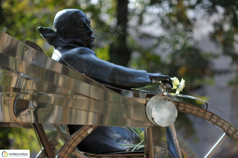 Emlékezés Krúdy Gyula szobránál - fotó Szarka Lajos