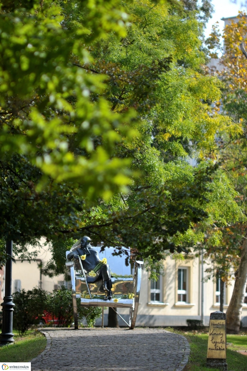 Emlékezés Krúdy Gyula szobránál - fotó Szarka Lajos