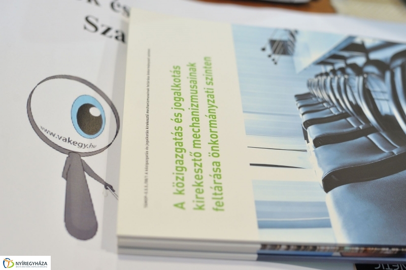 Egyenlő bánásmód előadás a könyvtárban - fotó Szarka Lajos