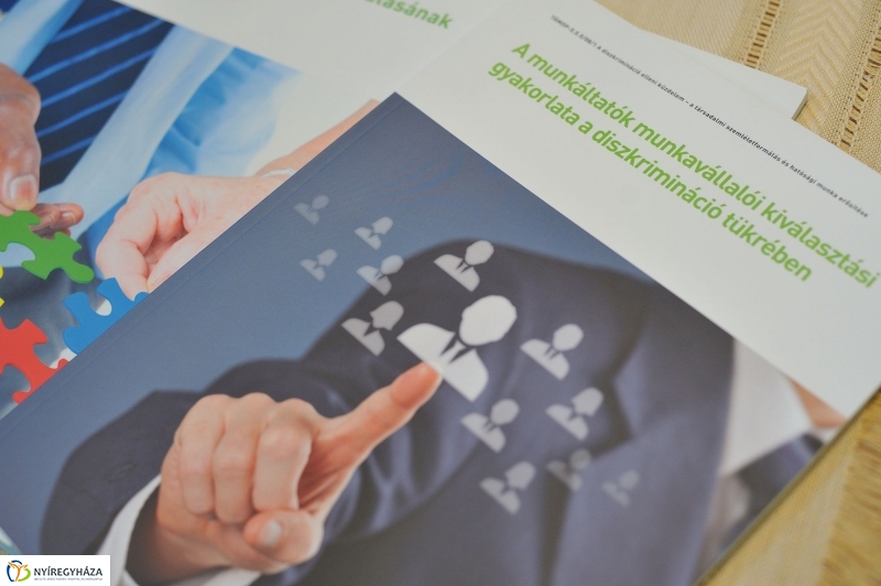 Egyenlő bánásmód előadás a könyvtárban - fotó Szarka Lajos