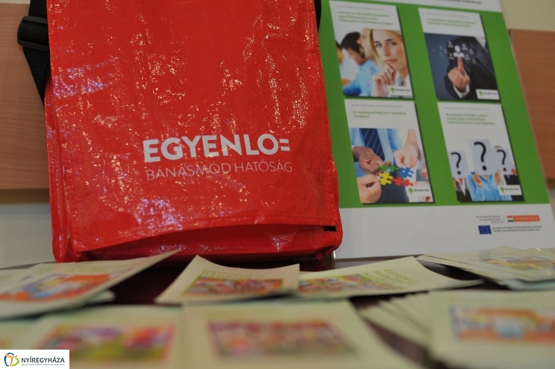 Egyenlő bánásmód előadás a könyvtárban - fotó Szarka Lajos