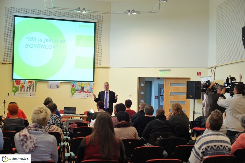 Egyenlő bánásmód előadás a könyvtárban - fotó Szarka Lajos