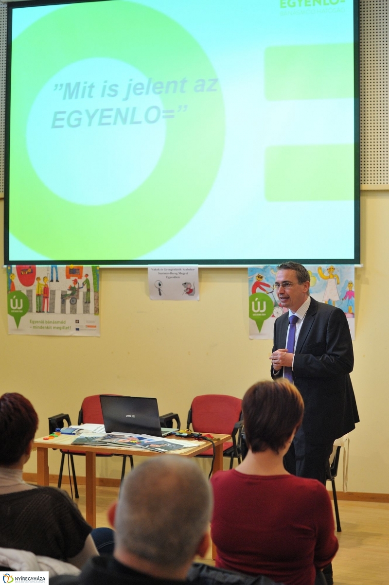 Egyenlő bánásmód előadás a könyvtárban - fotó Szarka Lajos