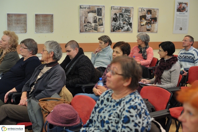 Egyenlő bánásmód előadás a könyvtárban - fotó Szarka Lajos