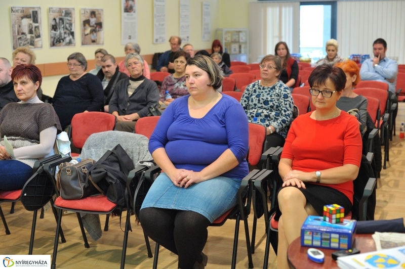 Egyenlő bánásmód előadás a könyvtárban - fotó Szarka Lajos