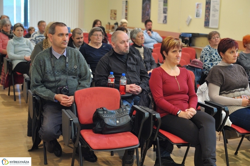 Egyenlő bánásmód előadás a könyvtárban - fotó Szarka Lajos