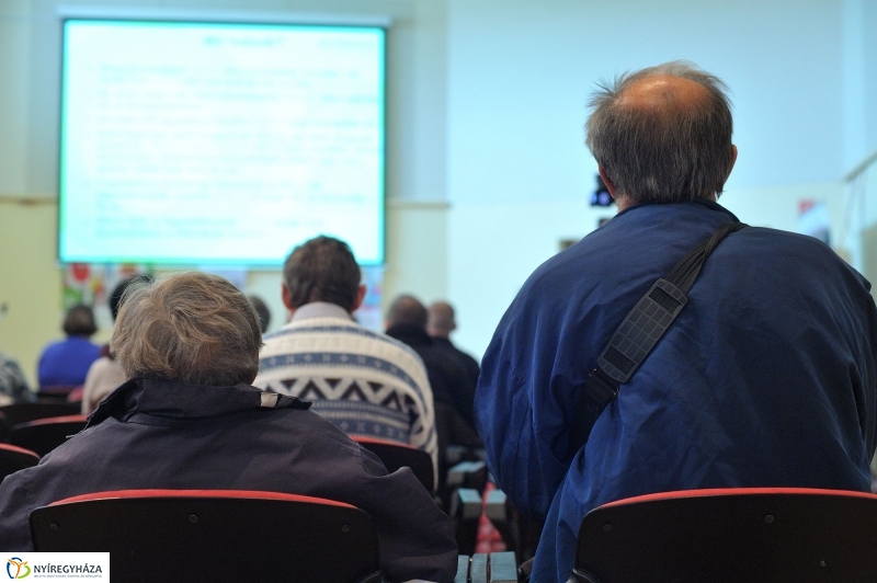 Egyenlő bánásmód előadás a könyvtárban - fotó Szarka Lajos