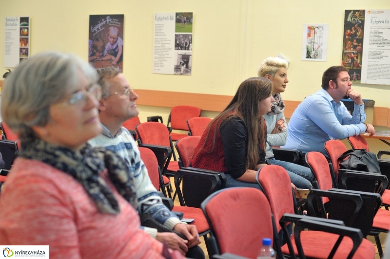 Egyenlő bánásmód előadás a könyvtárban - fotó Szarka Lajos